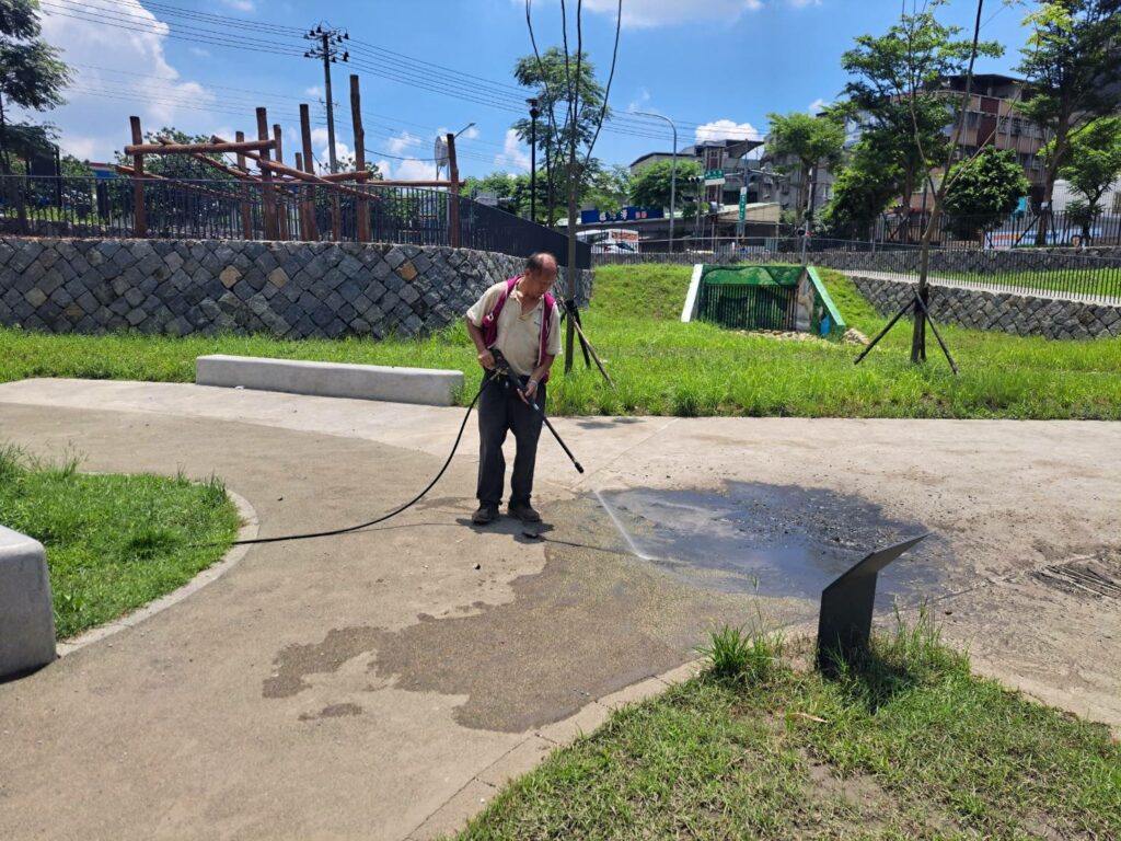 623豪雨壽德公園進水後,中和區公所即派工進行清理,維護公園正常使用