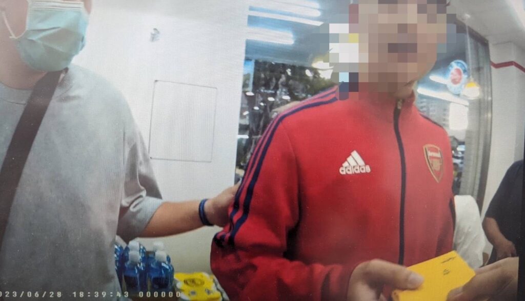警方則早一步到超商外埋伏,見對方現身立即一擁而上逮捕