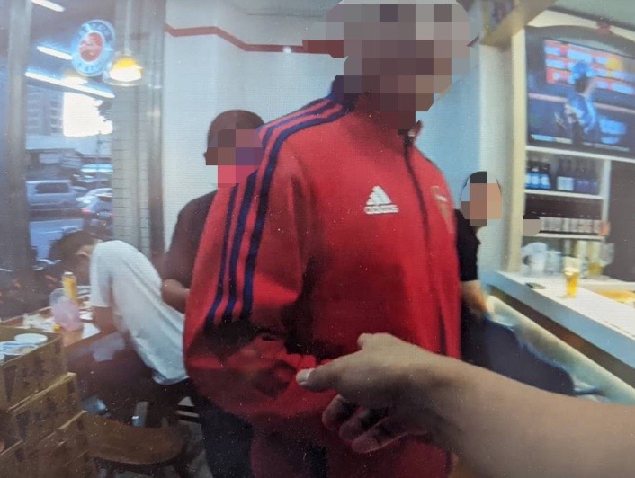 警方則早一步到超商外埋伏,見對方現身立即一擁而上逮捕