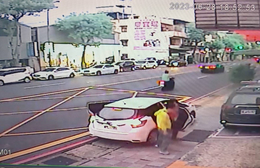 警方則早一步到超商外埋伏,見對方現身立即一擁而上逮捕