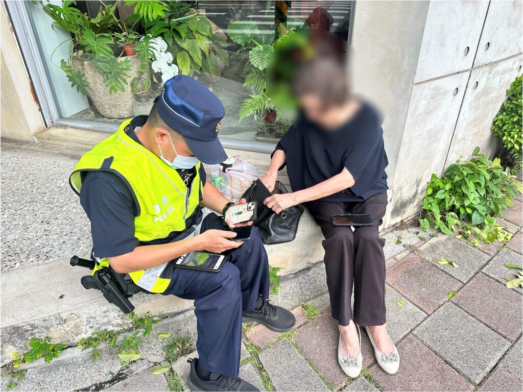 芝山岩派出所巡佐嚴榮光、警員柯正峰等2員接獲通報芝山國小旁有長者需要協助，順利護送返家交由家屬照護