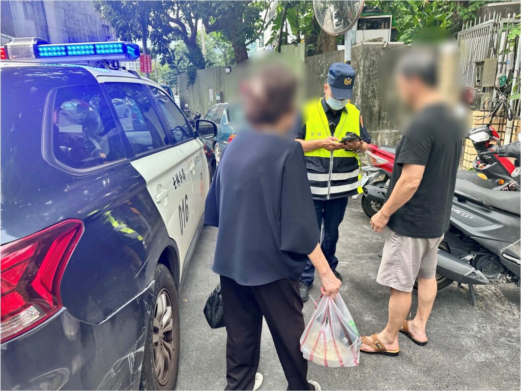 芝山岩派出所巡佐嚴榮光、警員柯正峰等2員接獲通報芝山國小旁有長者需要協助，順利護送返家交由家屬照護