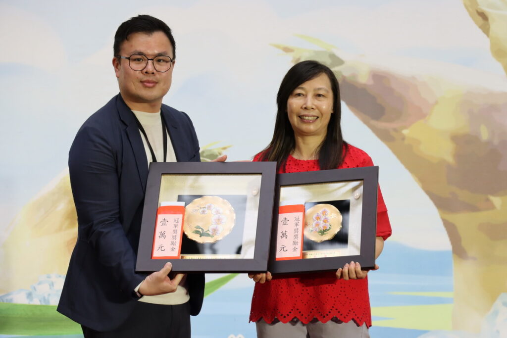 臺北市產業發展局陳俊安局長頒發「臺北市綠竹筍品質評鑑比賽」冠軍獎牌及獎金。