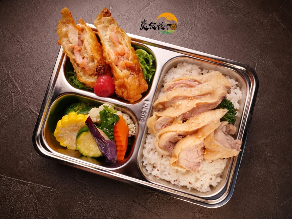 鼓勵業者運用在地食材,減少食物里程數,同時運用經洗滌消毒可重複盛裝的循環餐具進行盒餐設計及服務,減少浪費。