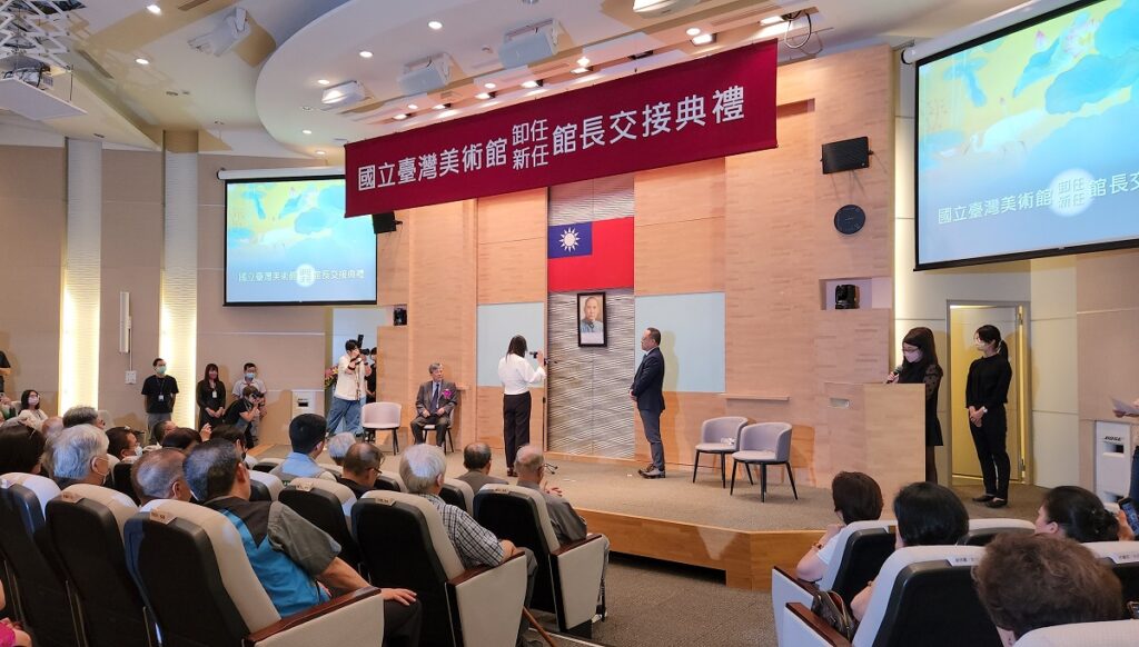 國立臺灣美術館新任館長陳貺怡(右)宣誓(陳惠玲攝影)