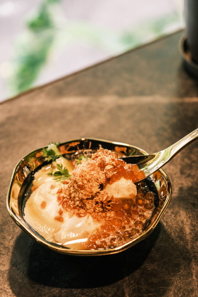 使用宜蘭雪山新鮮湧泉製作,遵循古法直火煮漿,豆香味甘甜的白水豆花