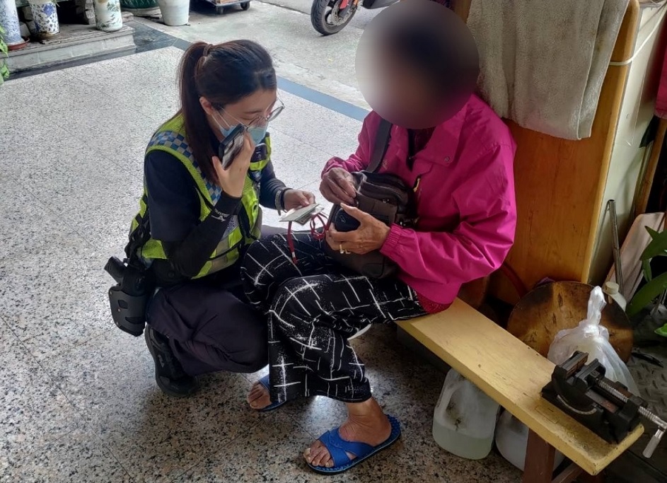 ▲圖說：嬤拿起騎樓水管直接就口喝水，民眾驚覺有異協助報警              （圖／台中市政府提供）