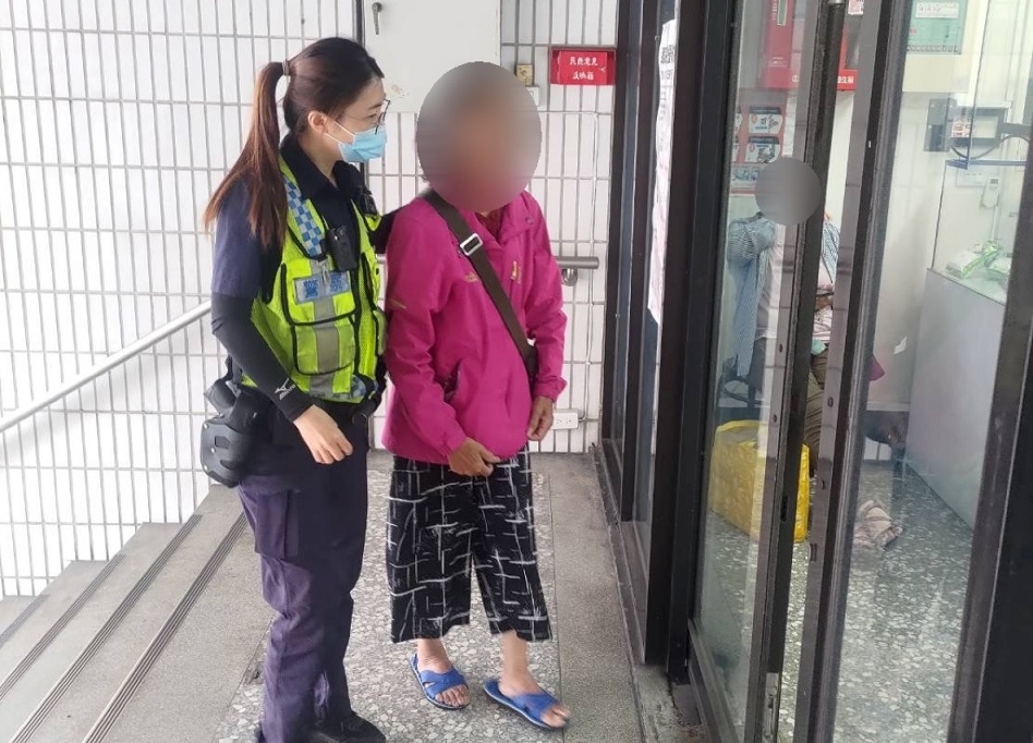 ▲圖說：阿嬤失蹤30小時未進食，員警趕緊帶返派出所填飽肚子 （圖／台中市政府提供）
