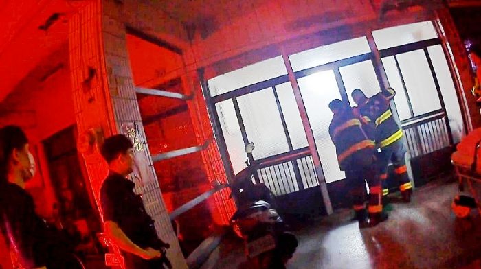老翁深夜住家跌倒 警方破門救援