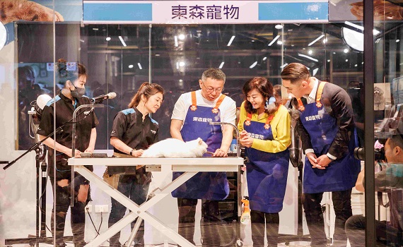 柯文哲化身寵物美容師 關心寵物友善議題