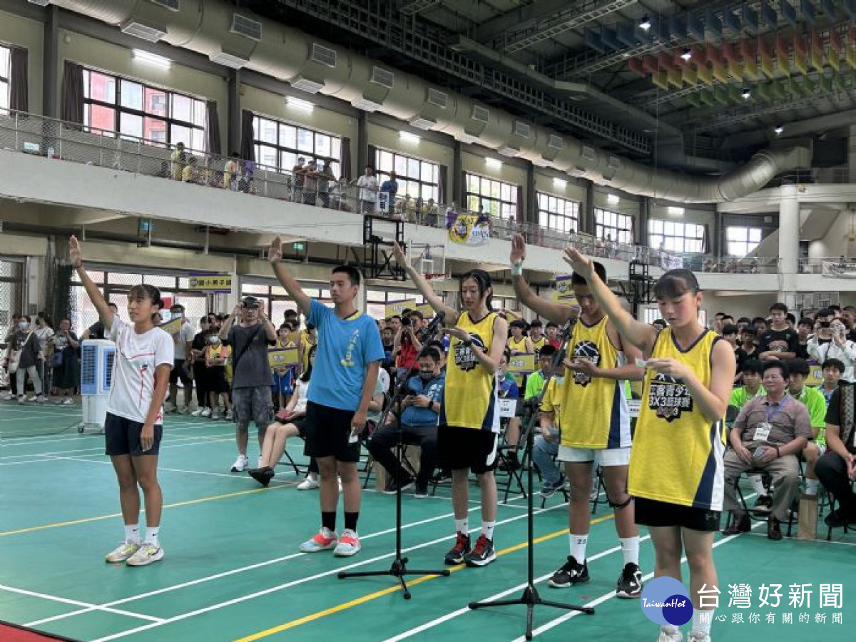 大溪國中學生賴羽琛(左1)與黃歆潔(左2)、大成國中潘承武(右2)與陳豫(右1),以及《女孩上場》演員高倩怡(中),共同擔任運動員宣誓代表。<br /><br /> <br /><br />