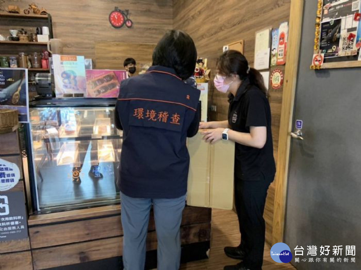 桃園市自112年7月1日起,轄內「飲料店」業者將不得提供一次用塑膠飲料杯給民眾。<br /><br /> <br /><br />