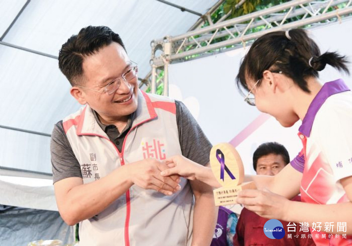 蘇副市長表揚13個績優防暴社區及16位防暴宣講師,感謝他們讓反家暴意識向下扎根。