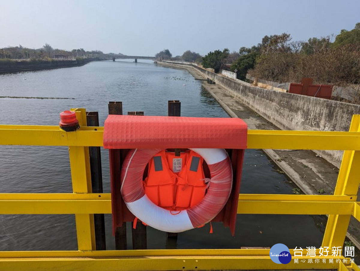 ▲通安大橋改建工程工地臨水作業區設置救生設備。（圖／記者 許高祥 翻攝）