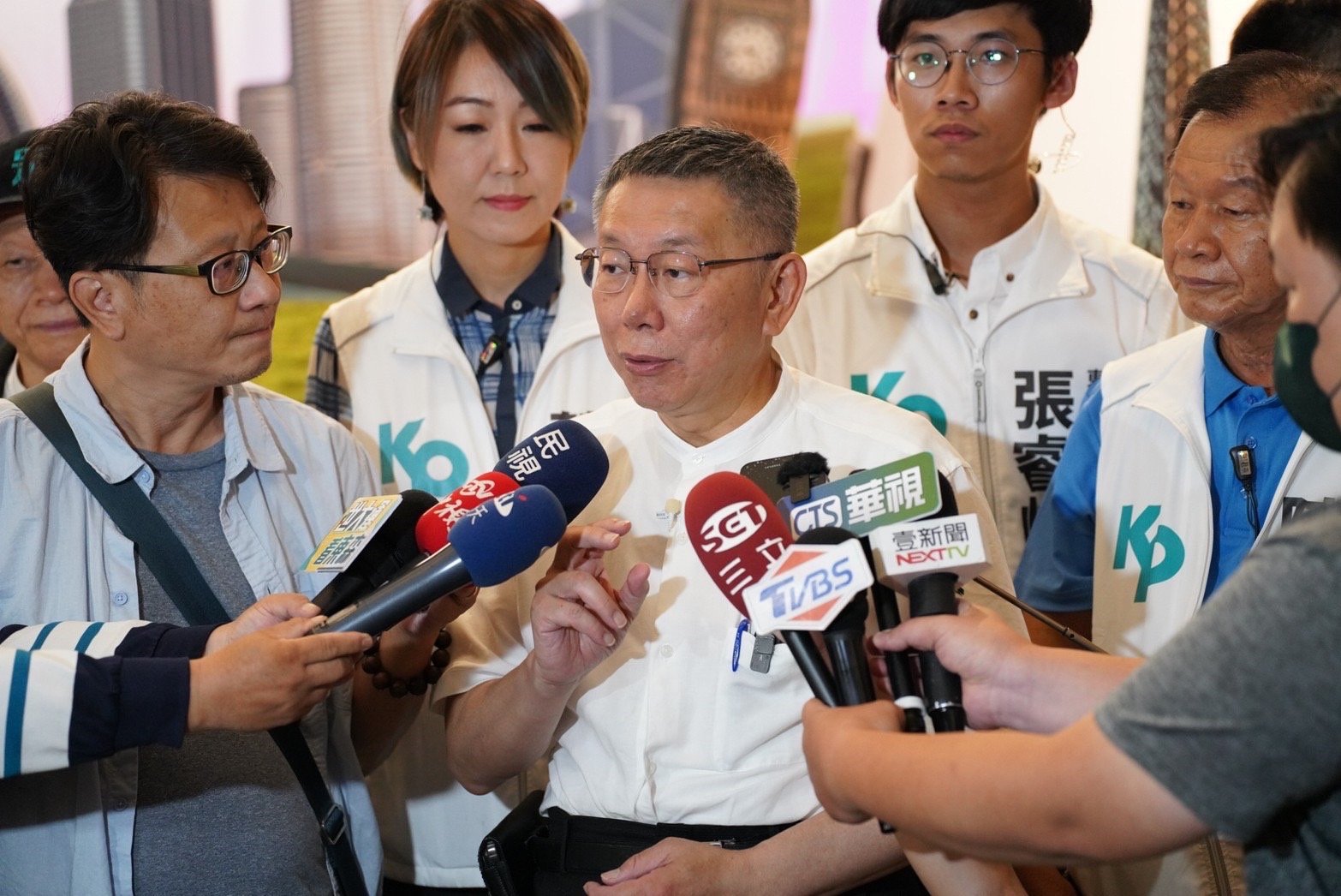 台灣民眾黨主席柯文哲到台南參訪萬國通路創意觀光工廠