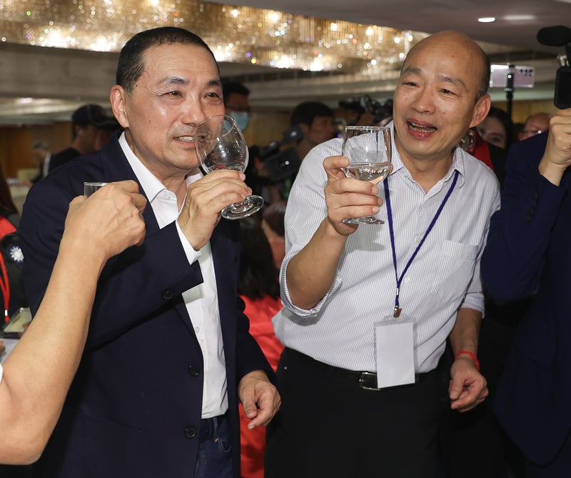 國民黨黃復興黨部成立67周年會慶暨動員大會1日在台北舉行,國民黨總統參選人侯友宜(前左)、高雄市前市長韓國瑜(前右)出席,逐桌向與會人員舉杯致意。中央社