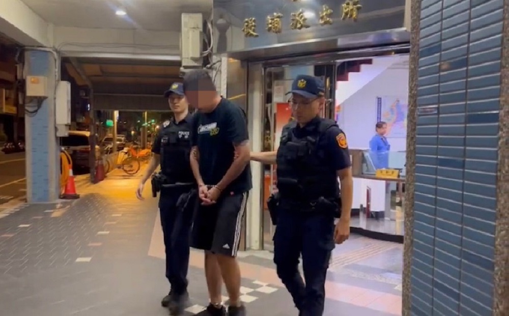 拒檢街頭逃竄警網圍捕 3分鐘逮人機車男竟是傷害通緝犯 288 拒檢街頭逃竄警網圍捕 3分鐘逮人機車男竟是傷害通緝犯 287