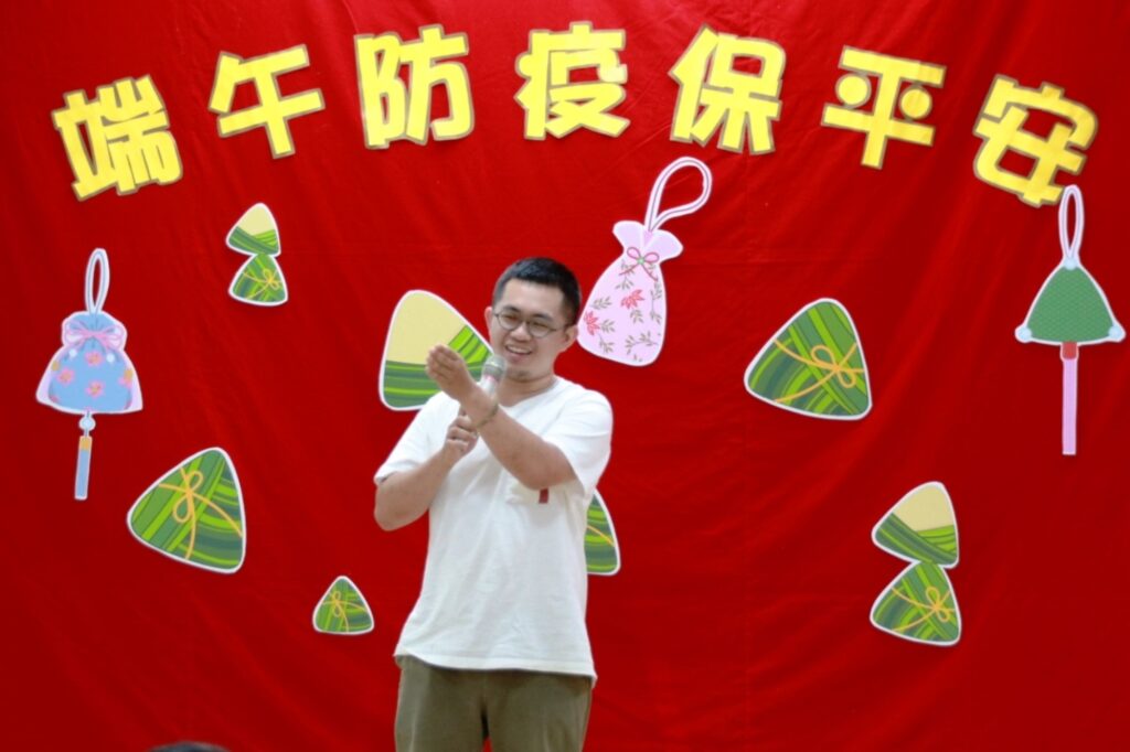 ▲博楷師兄說:「師父的教導,讓我可以從利他的角度、為他人的角度去做事情。」(記者李欣翻攝)