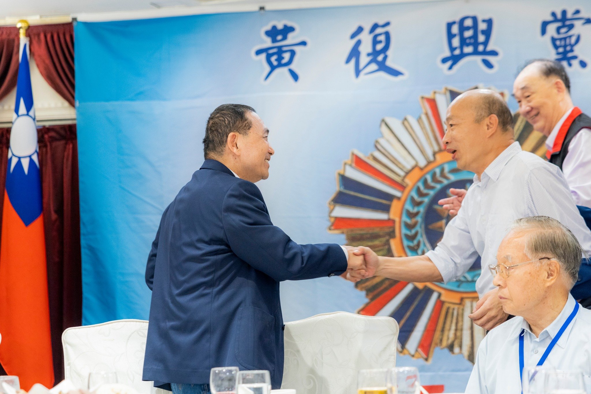 侯友宜與韓國瑜同框但互動冷,韓國瑜在致詞時未明確提到支持侯友宜,引人聯想。翻攝侯友宜臉書