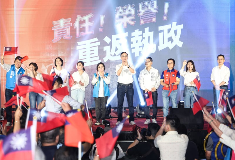國民黨台北市黨部2日下午舉辦「鳳鳴朝陽 萬眾一心」總統暨台北市立委參選人大誓師,黨主席朱立倫出席,為北市立委參選人造勢。中央社