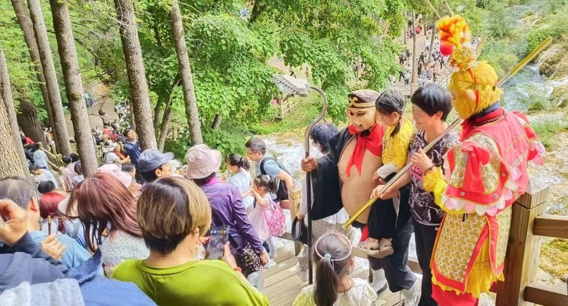 九寨溝出現悟空八戒打工賺旅費畫面?