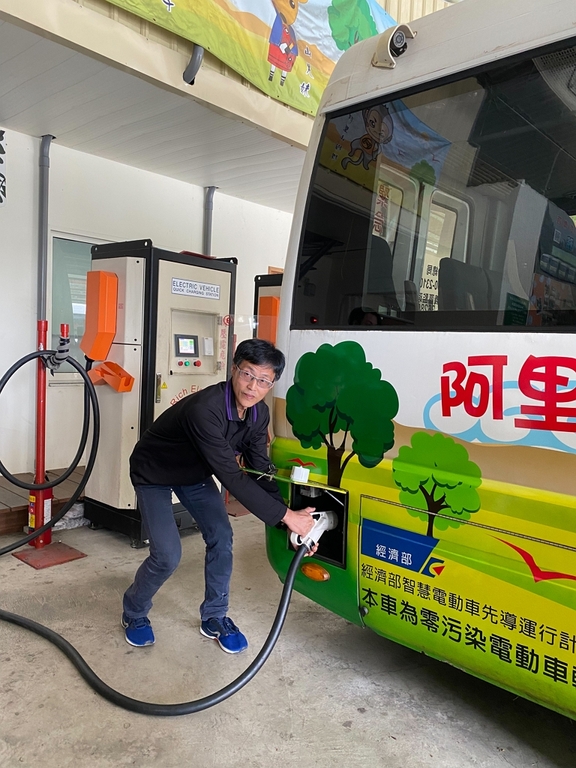 嘉義林區管理處以綠能、綠化及生活減碳為出發點，與在地客運業者及國內電動巴士廠攜手合作，導入10部低噪音、無排氣的電動中型巴士進行觀光遊園接駁，提供優質環保的行車服務，進一步保護阿里山國家森林遊樂區環境。