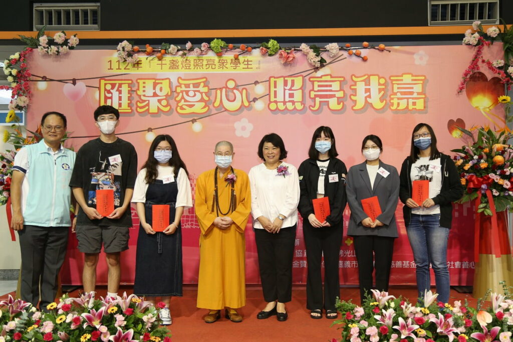 市長頒發獎助學金_右1受助學生潘俐文