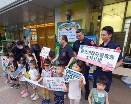 士林分局除藉由青春專案首日勤務實施擴大臨檢,針對轄區內網咖、酒店進行全面性查處及掃蕩,更結合全民識詐工作