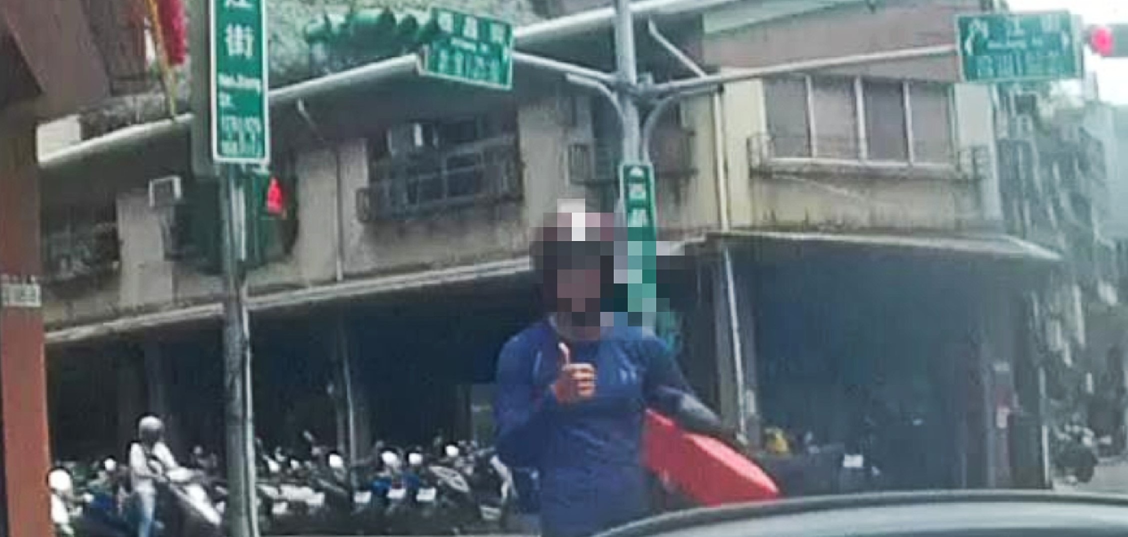 熱心民眾向警方比讚。