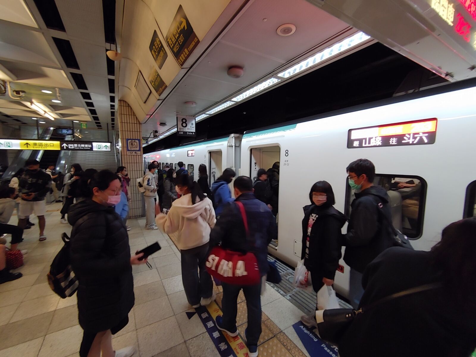鼓勵長者多活動 北市敬老愛心卡補助放寬可搭台鐵出門去 288 台北市敬老卡、愛心卡補助將可搭台鐵,但3000型自強號未納入。(讀者提供)