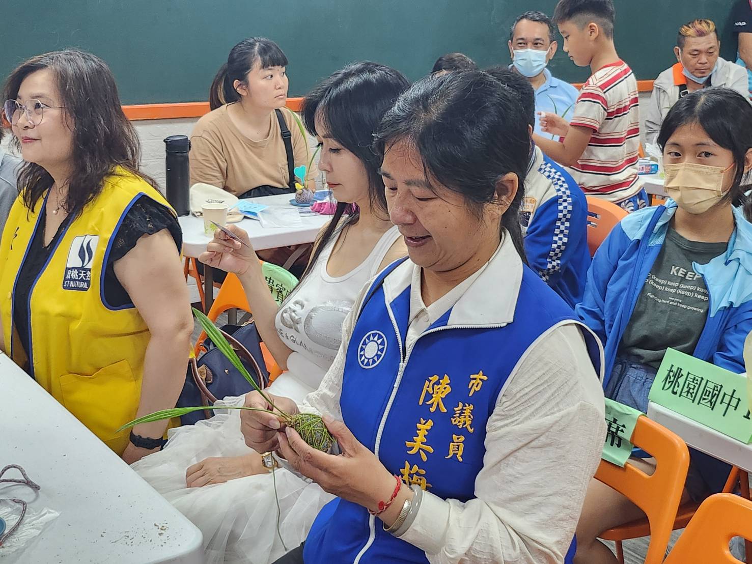桃園市議員陳美梅(右一)與藝人顧婕(右二),全程參與並支持這項公益活動。(記者 趙靜姸攝)