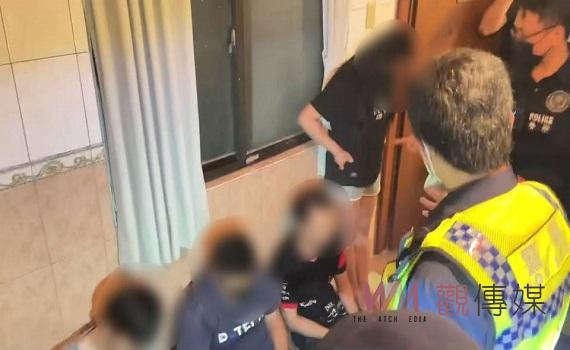 毒蟲躲查緝鑽床下「卡關 」 警及時抬床救援