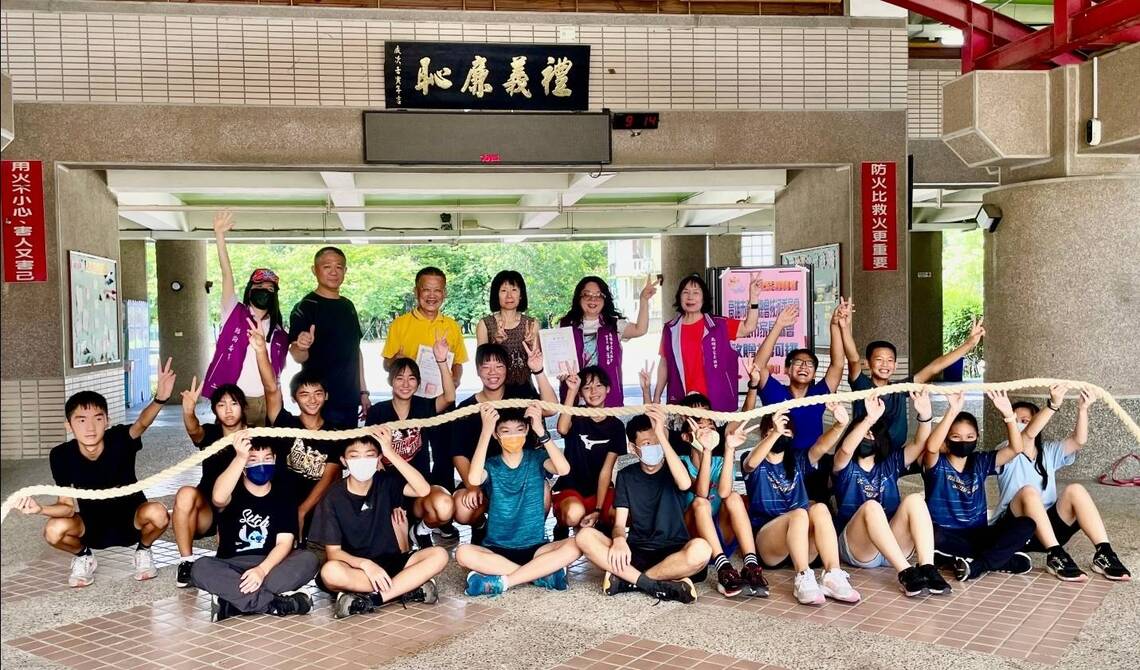 漾新聞|大灣國中獲贈新制拔河比賽繩 黃雀華：以退為進腳踏實地團結合作體現禮義廉恥