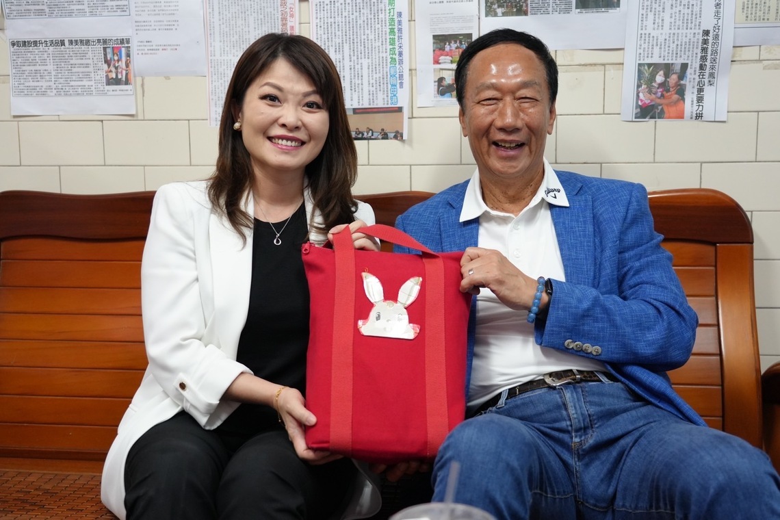 漾新聞|郭台銘感恩之旅親謝陳美雅 致贈親筆「兩岸和平宣言」