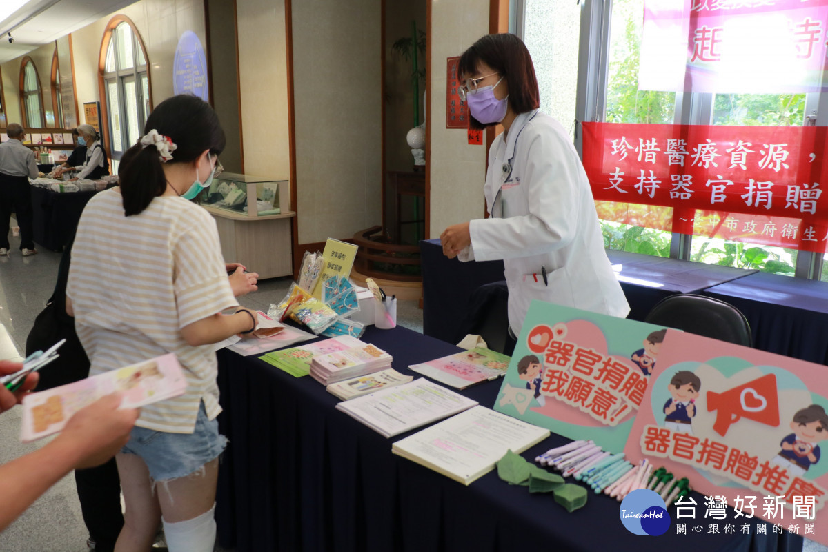 剛滿十八歲的林同學(左)因車禍體會生命無常,毫不猶豫簽下器官捐贈同意書。