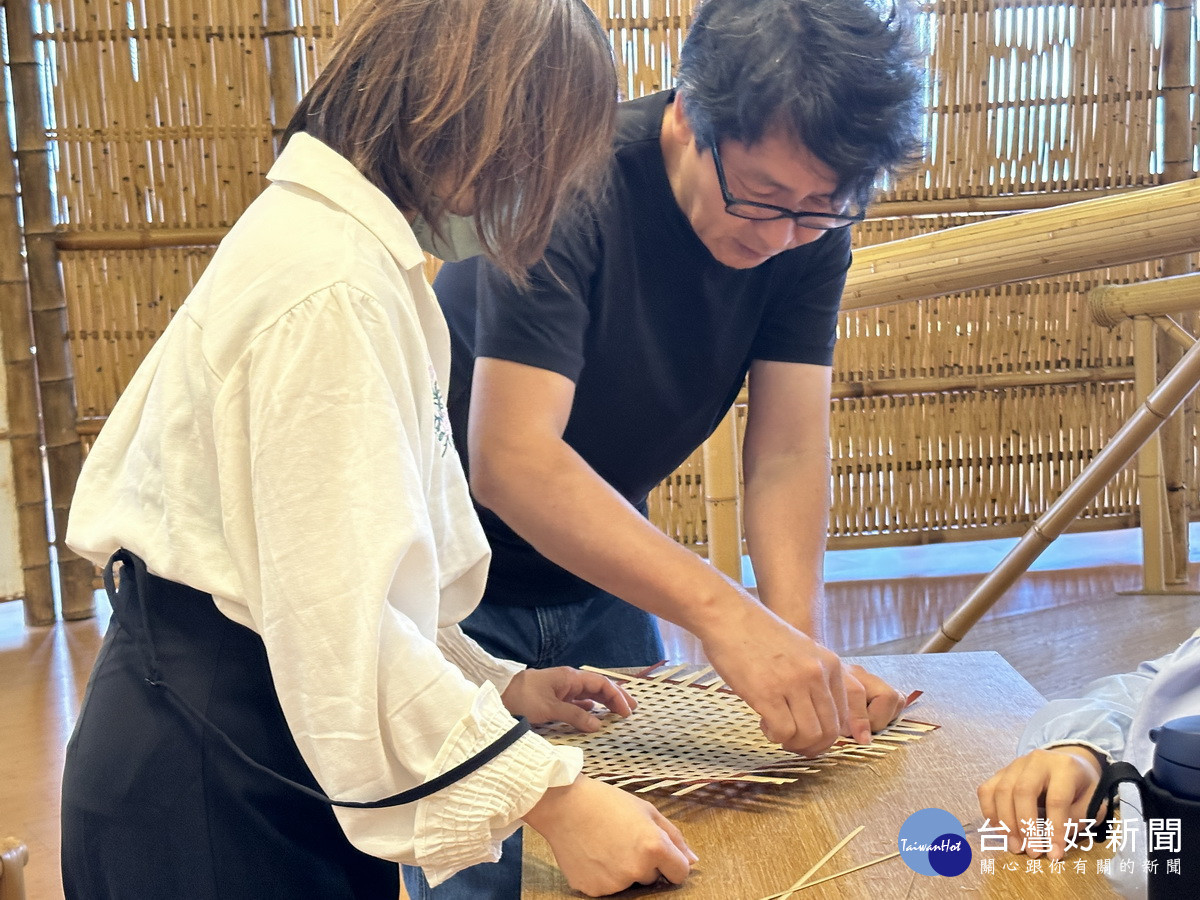 駐縣竹藝家徐暋盛指導學員掛式花器製作。（記者扶小萍攝）