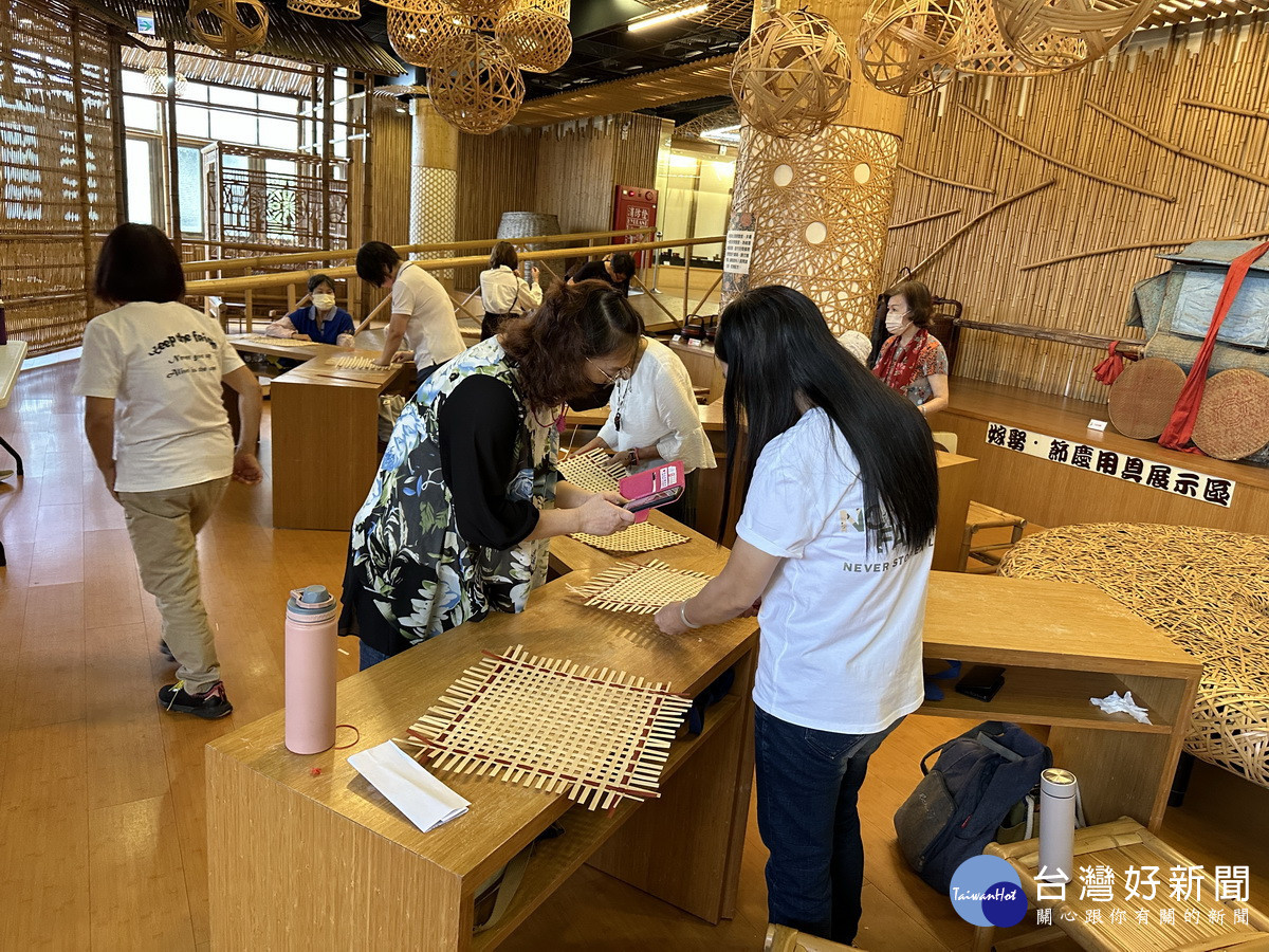 活動一場次名額限15名,大家很認真學習。(記者扶小萍攝)