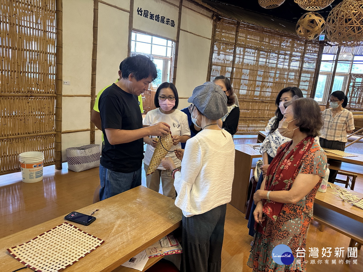 第二階段將平面編織捲成立體花器。(記者扶小萍攝)