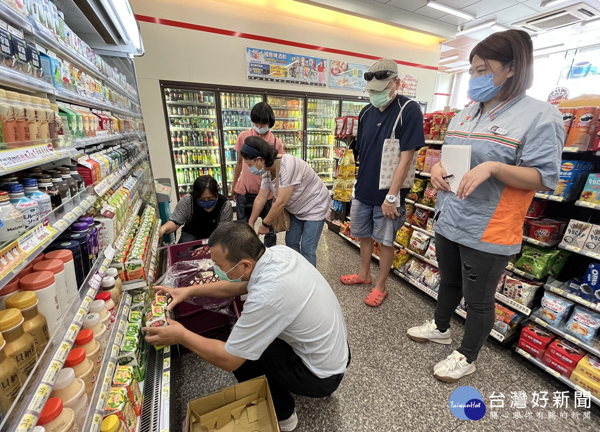 銀髮人才職場重返計畫讓中高齡民眾進行職場體驗當一日店員並現場媒合,協助解決服務業缺工問題