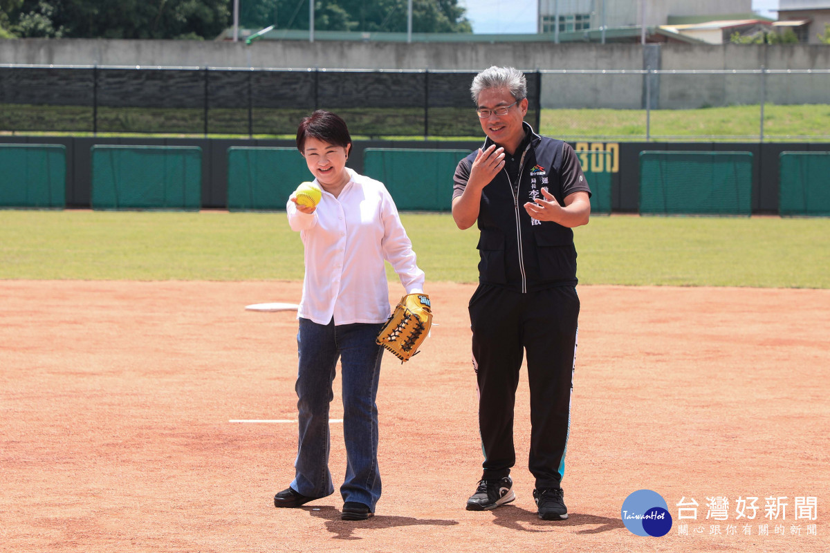 台中市長盧秀燕開球,慶賀台中國際壘球運動園區落成啟用。