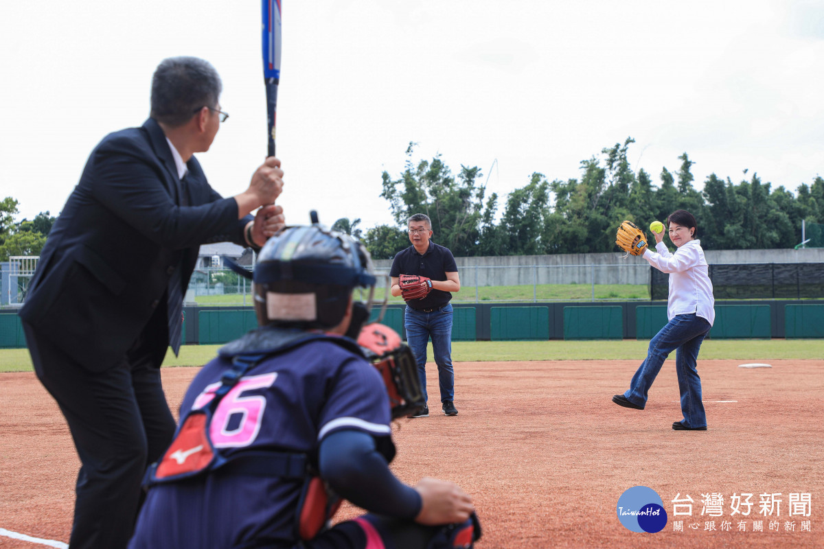 台中市長盧秀燕開球,慶賀台中國際壘球運動園區落成啟用。