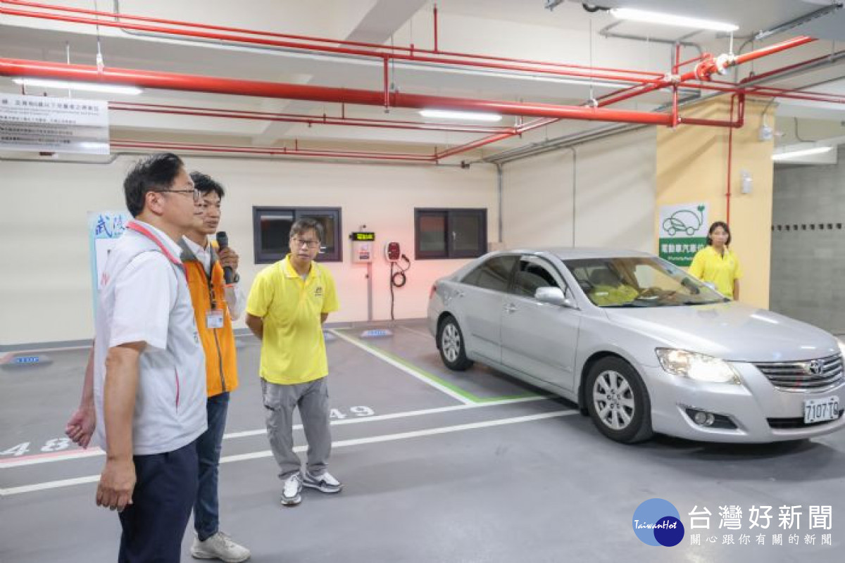張市長參觀停車場各項設施。<br /><br /> <br /><br />