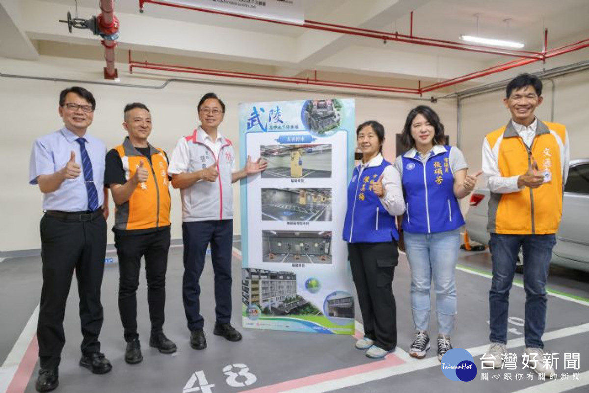 張市長與貴賓及交通局同仁合影留念。<br /><br /> <br /><br />