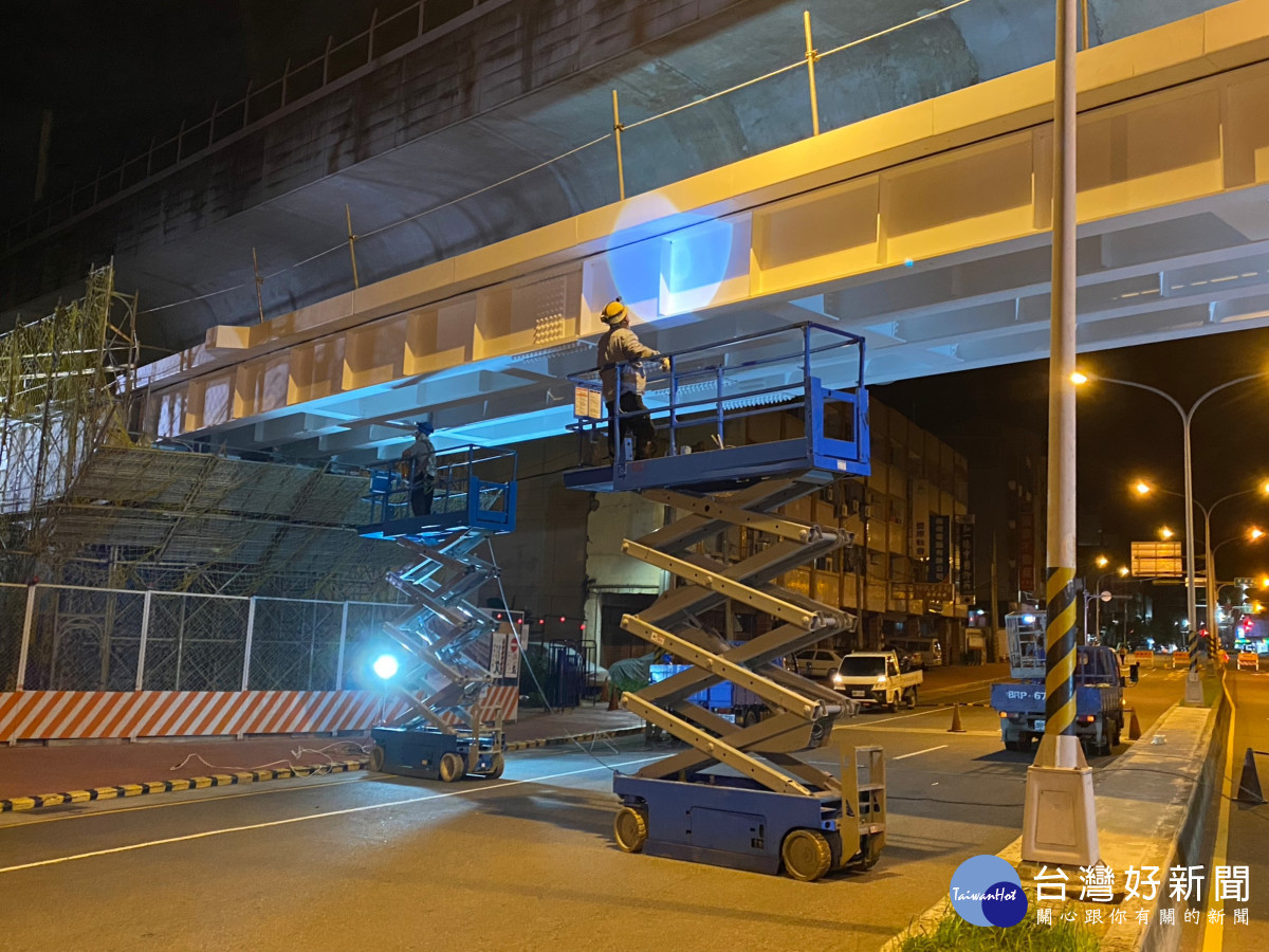 吊裝作業完成,施工人員進行安全檢查。