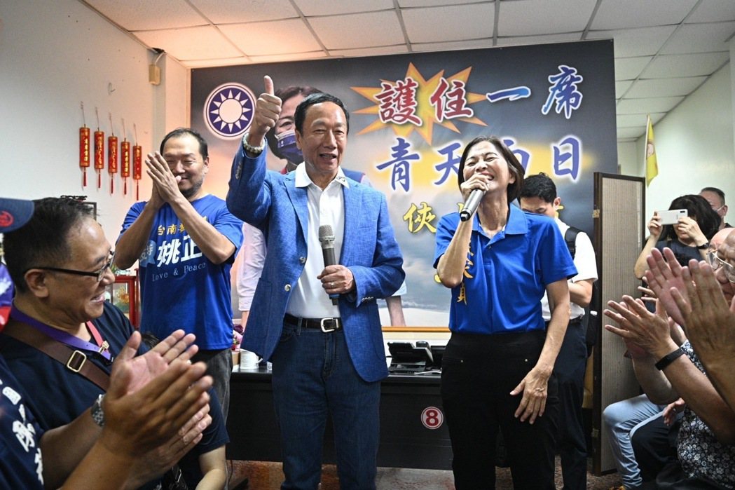 郭台銘今天到台南為國民黨提名立委參選人王家貞站台。郭辦提供