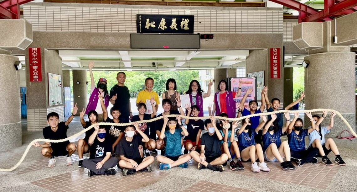 高市大灣國中獲贈高市家長協會、拔河委員會新制拔河比賽繩