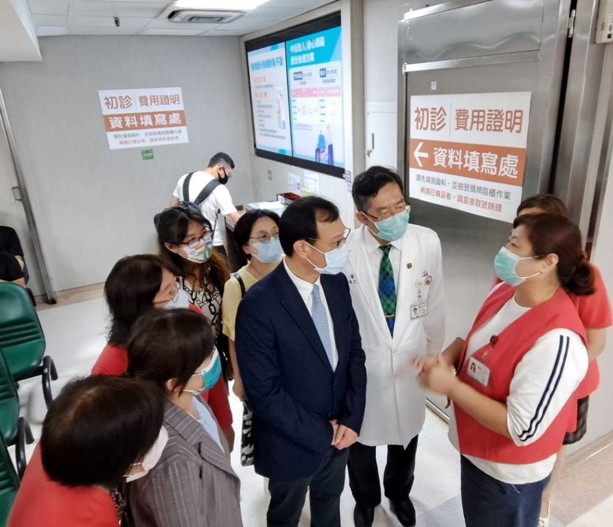 中央健康保險署部分負擔新制於112年7月1日上路，健保署石崇良署長率隊前往台北市聯醫(仁愛院區)及馬偕醫院視察，實地瞭解民眾就醫流程及感受。（圖：衛福部健保署）