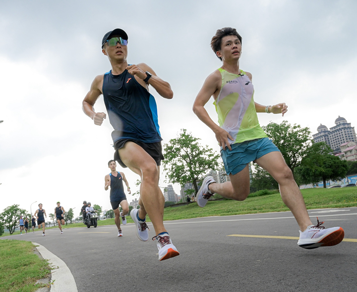 BROOKS邀請菁英跑者開箱試跑HYPERION,在美堤河濱公園進行不斷電法克雷特跑