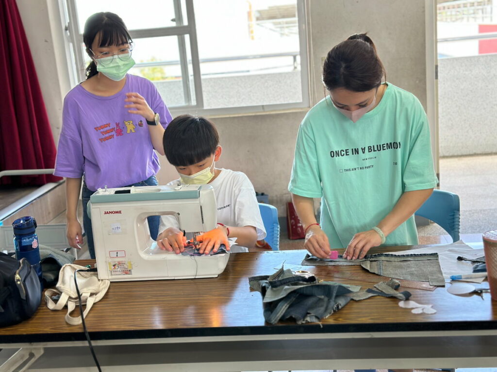 精忠國小8組親師生攜手實踐SDGs永續發展目標為回收婚紗及衣物賦予新價值