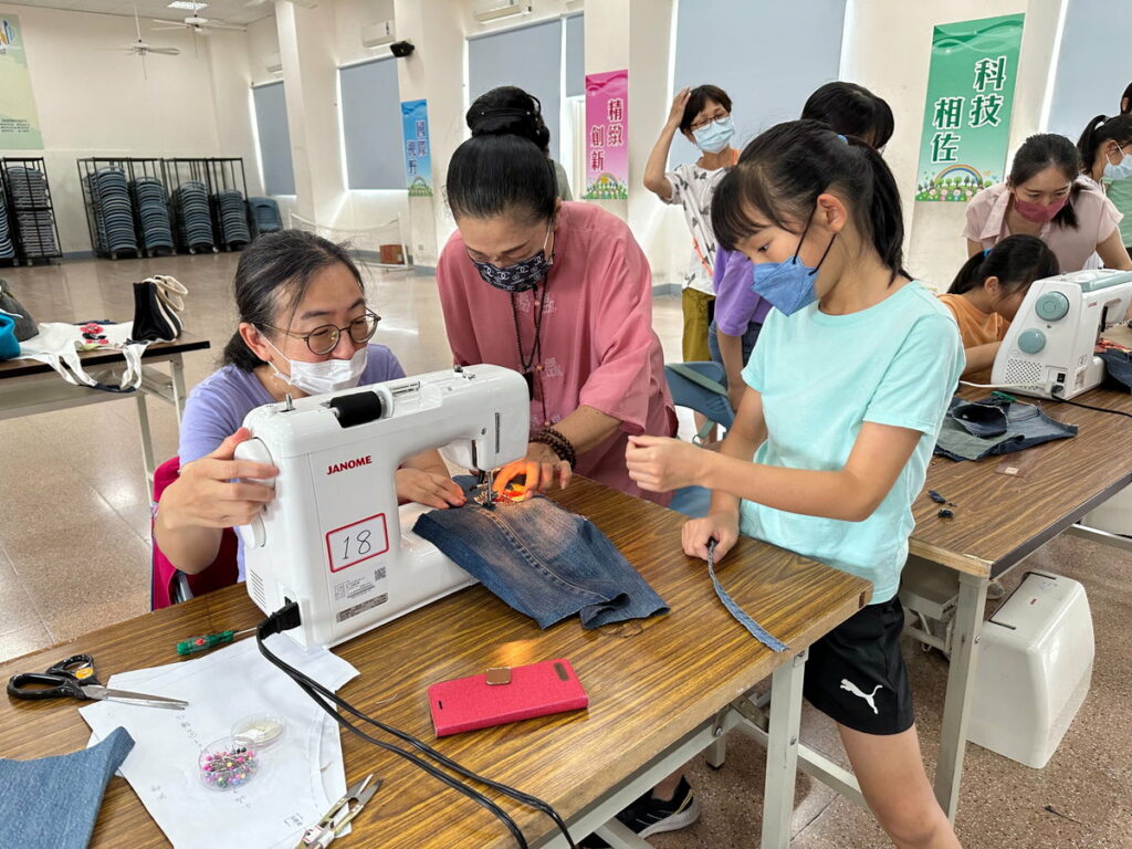 精忠國小8組親師生攜手實踐SDGs永續發展目標為回收婚紗及衣物賦予新價值